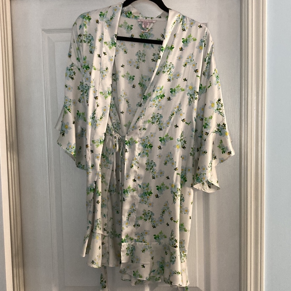 Victoria's Secret White Floral Satin Kimono Robe - Picture 4 of 4